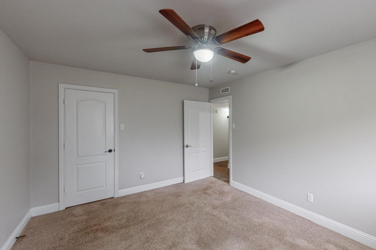 3842 Commonwealth Dr - Photo 3 of 14