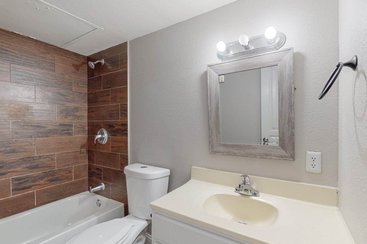 3842 Commonwealth Dr - Photo 5 of 14