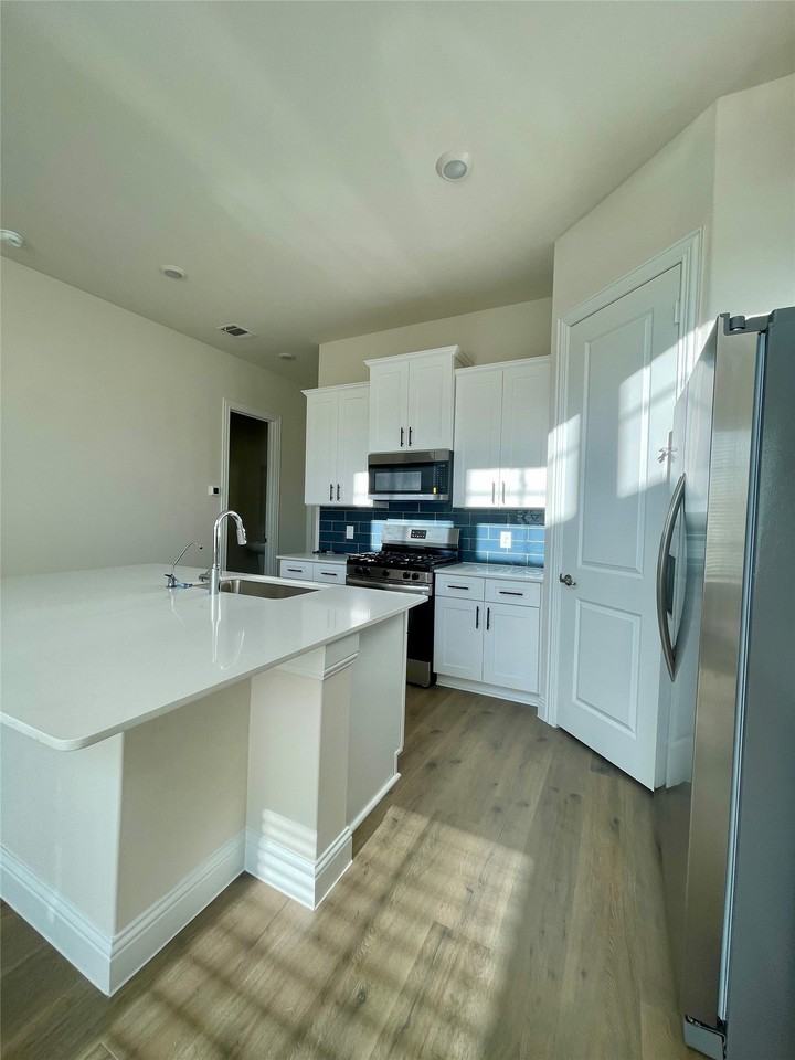8909 Shoppers Ln - Photo 7 of 20