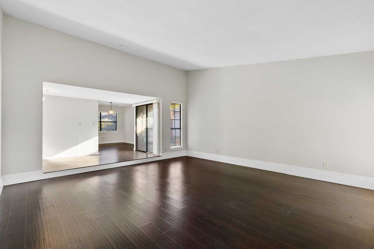 1129 Lombardy Dr - Photo 3 of 18