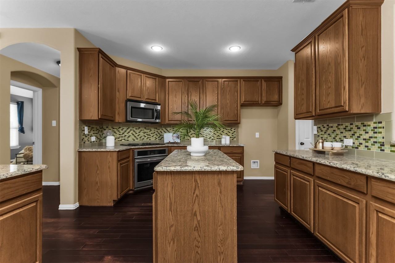11701 Lampwick Ln - Photo 3 of 38