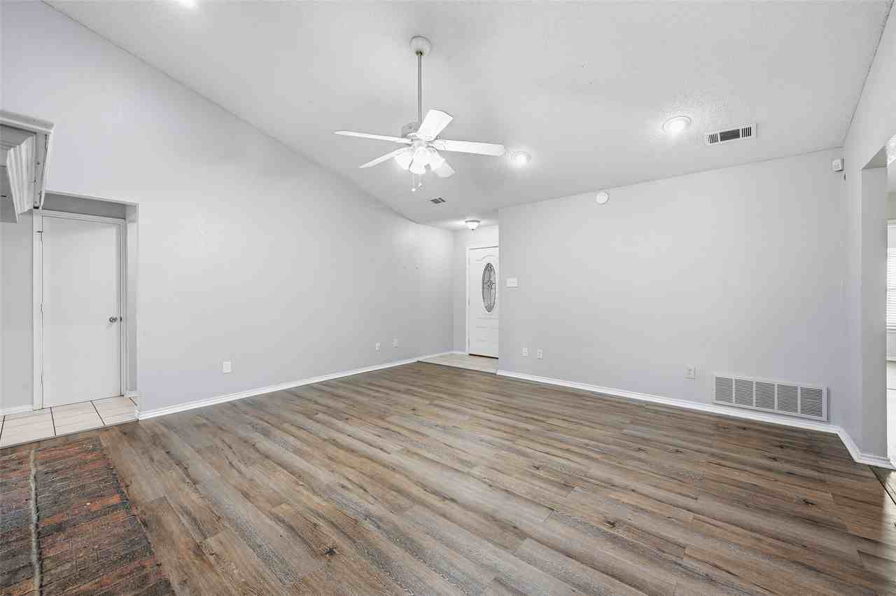 6421 Fairview Dr - Photo 4 of 22
