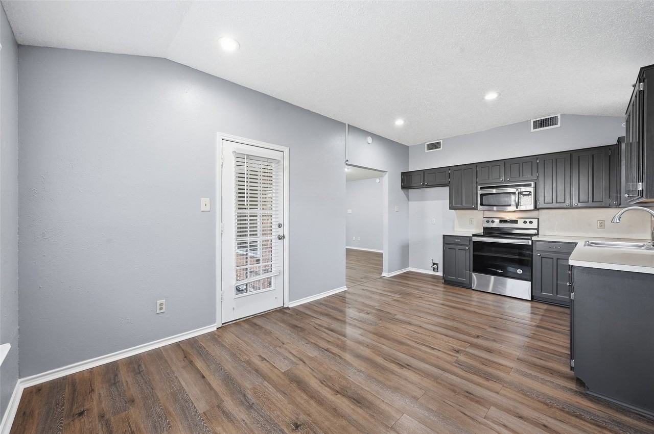 6421 Fairview Dr - Photo 6 of 22