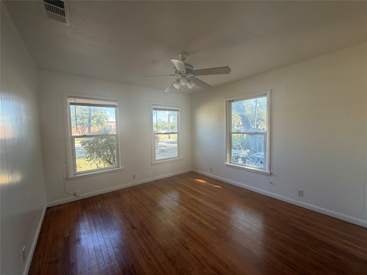 701 Largent St - Photo 5 of 17