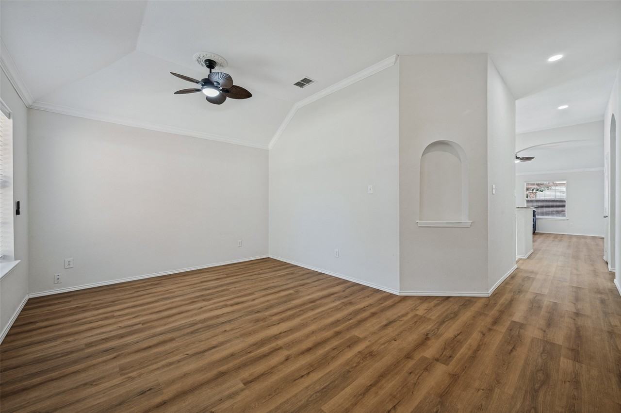 9109 Azinger Dr - Photo 5 of 40