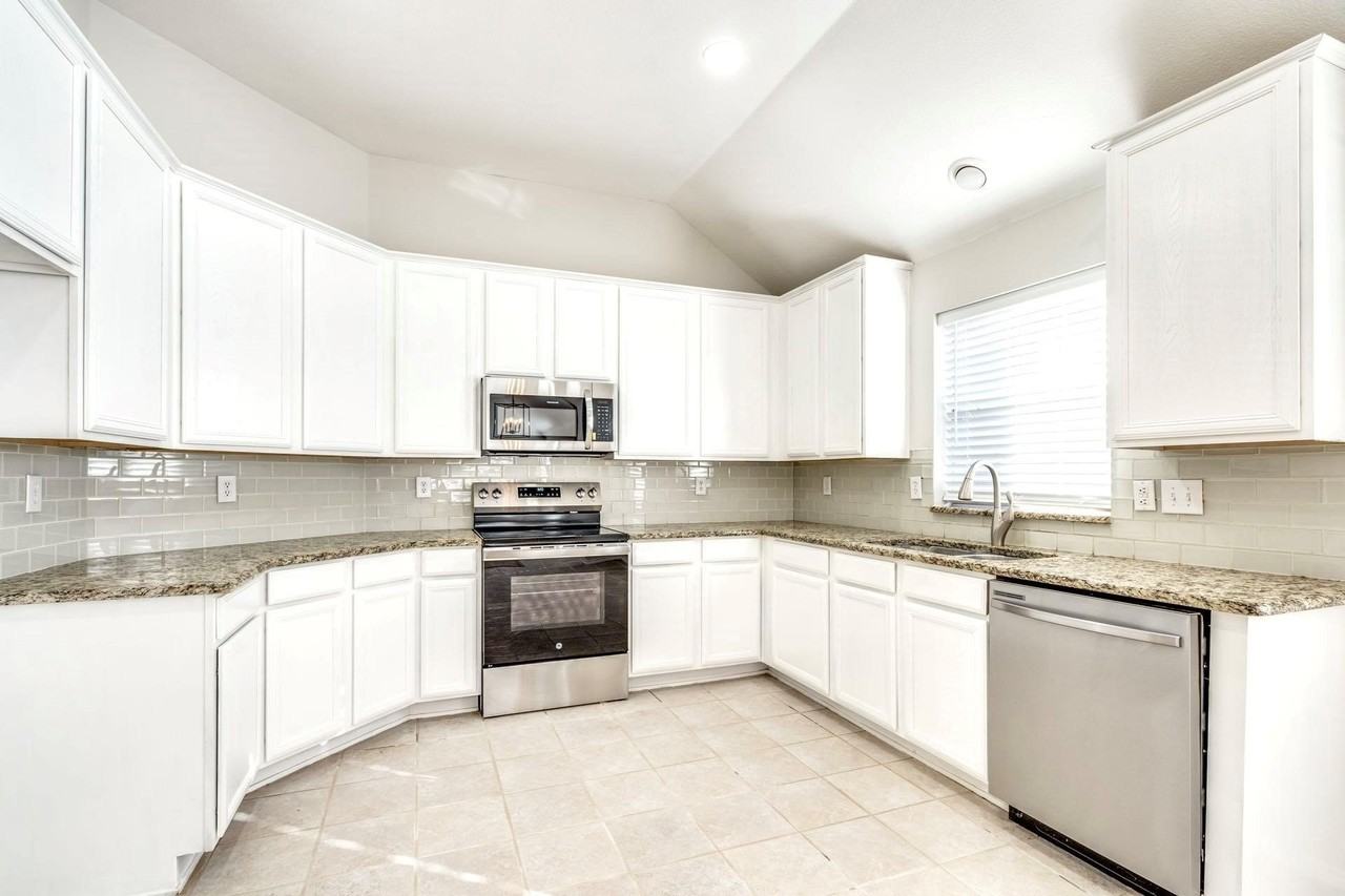 9109 Azinger Dr - Photo 7 of 40