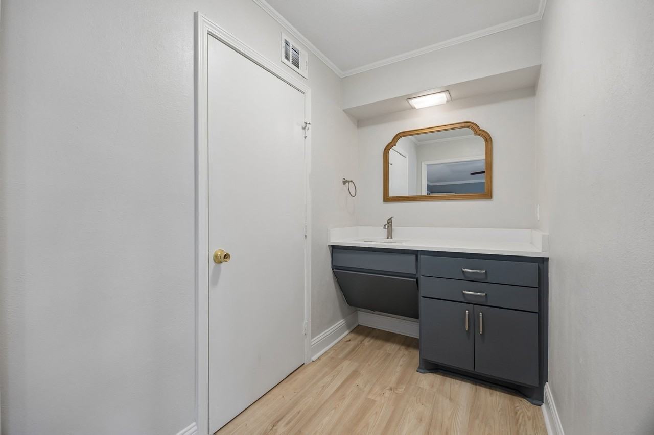 7424 Wellcrest Dr - Photo 4 of 16