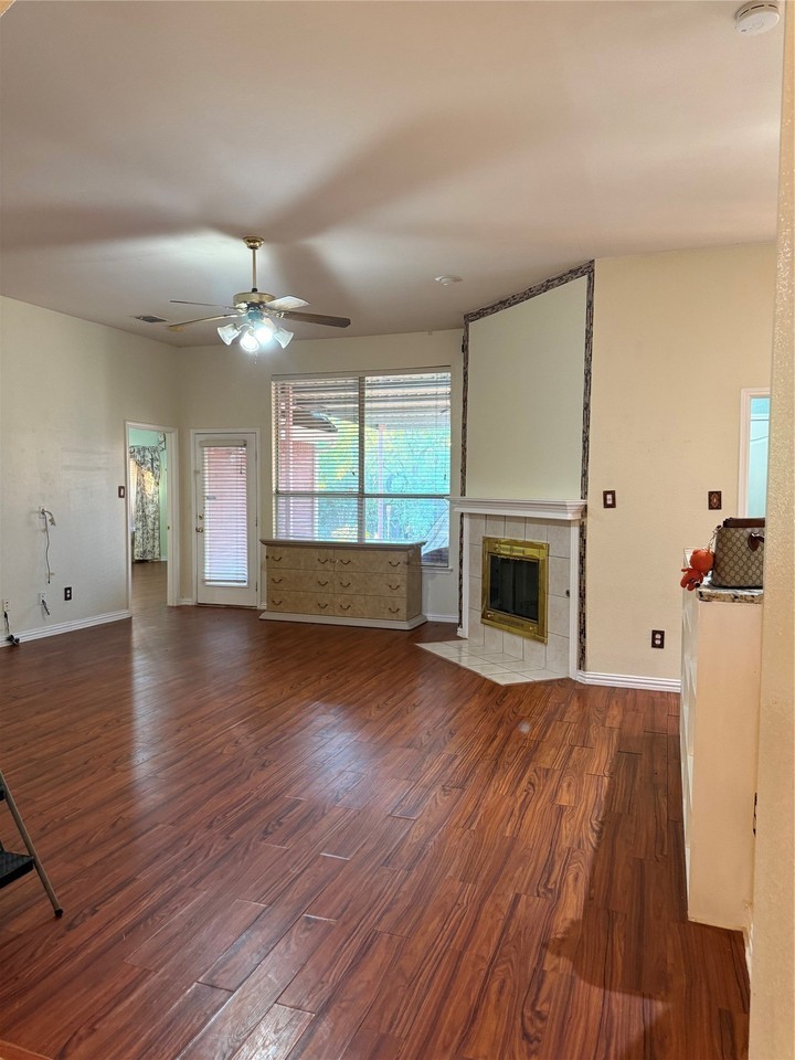 2009 Brook Tree Dr - Photo 4 of 18