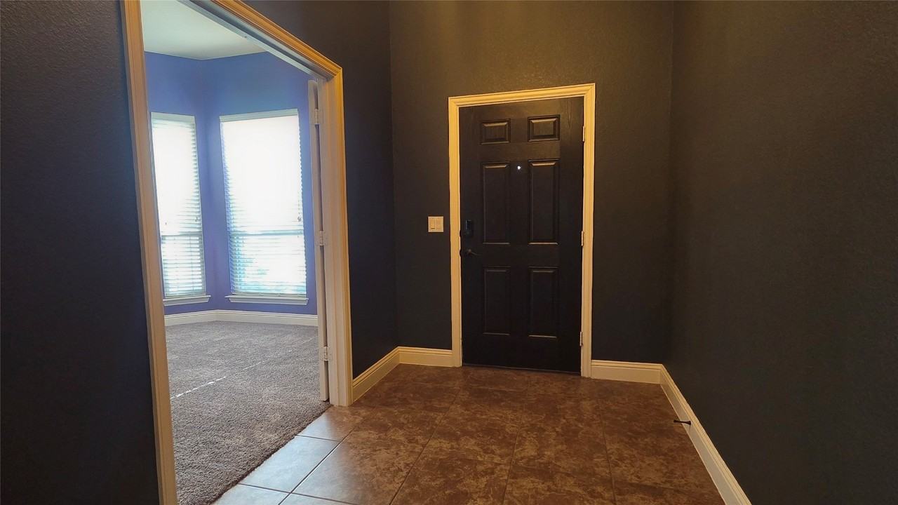 525 Bamborough Dr - Photo 4 of 31