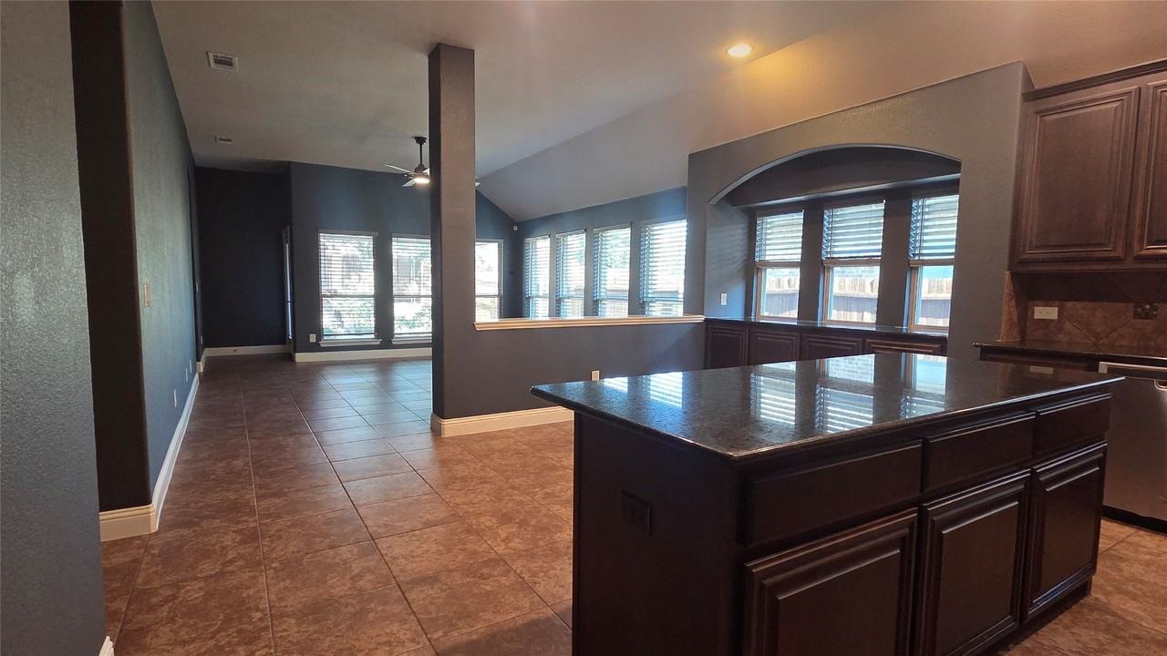 525 Bamborough Dr - Photo 7 of 31