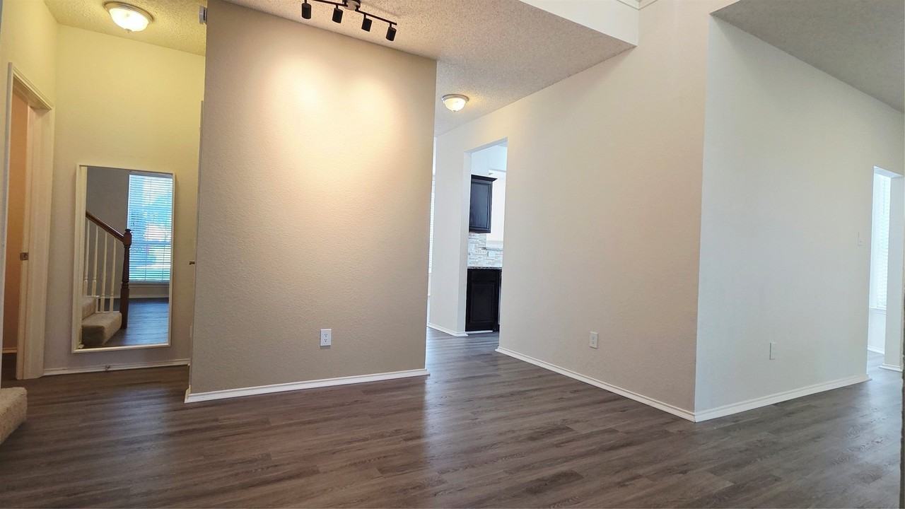 3948 Windford Dr - Photo 3 of 27