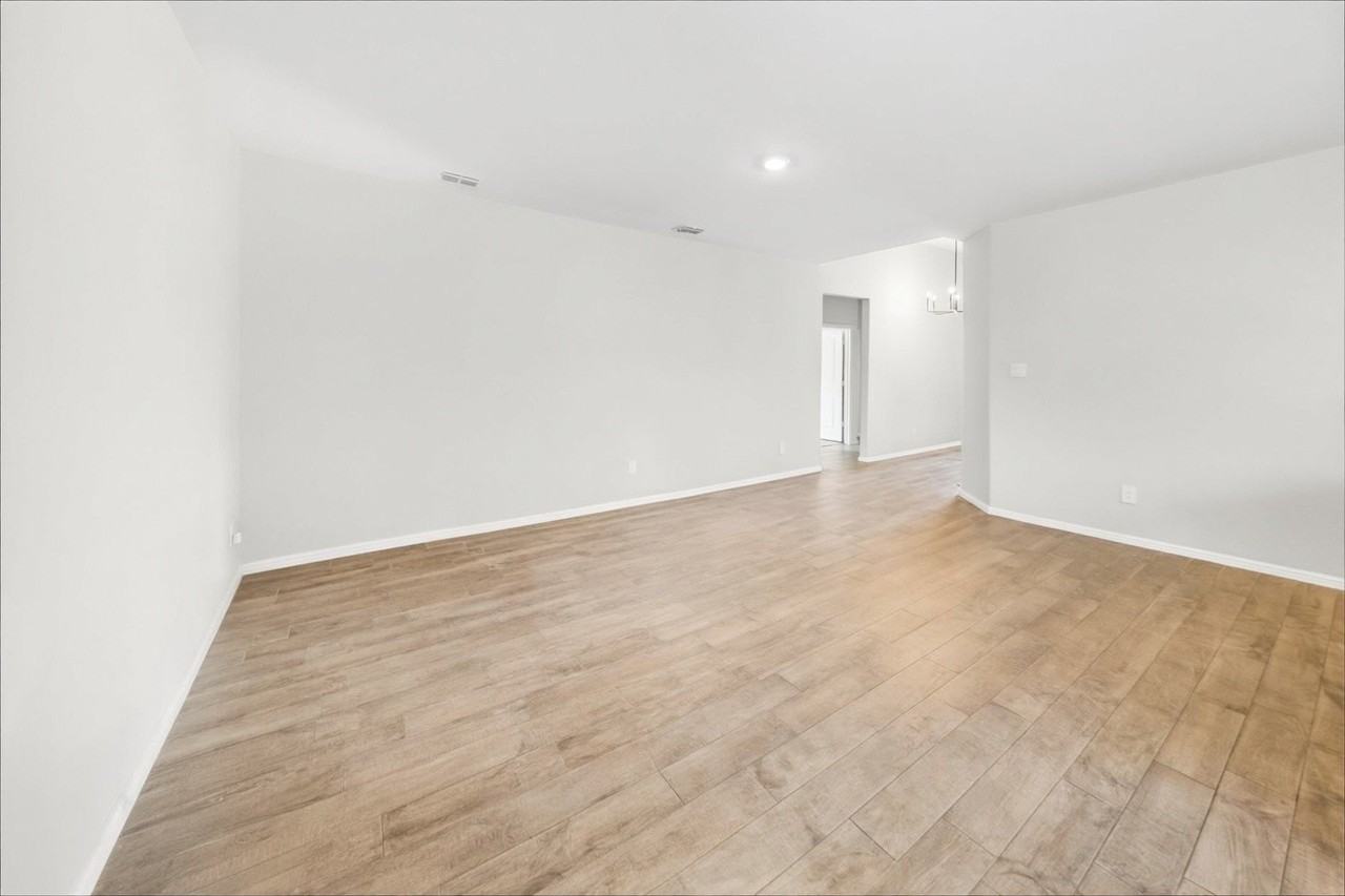 8420 Berry Crest St - Photo 5 of 26