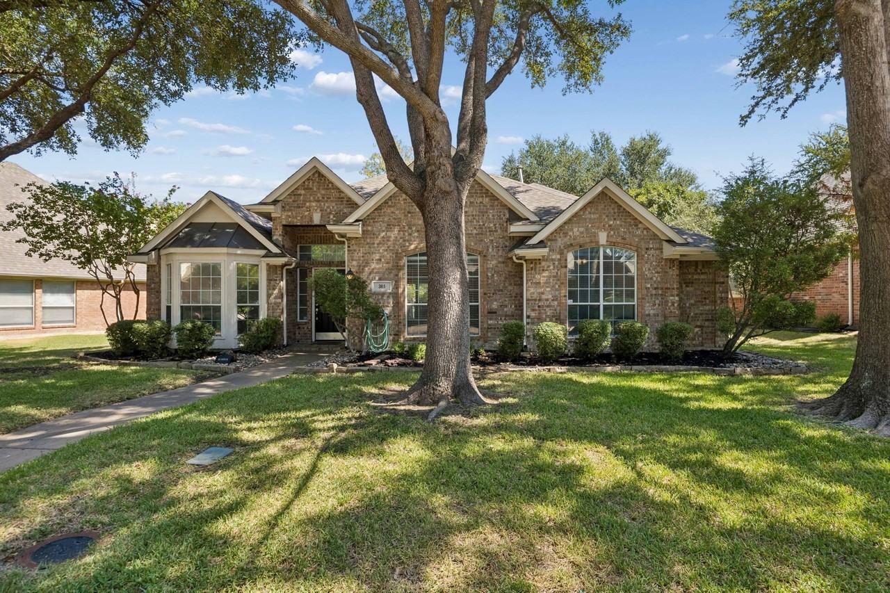 305 Fairfax Dr - Photo 2 of 25