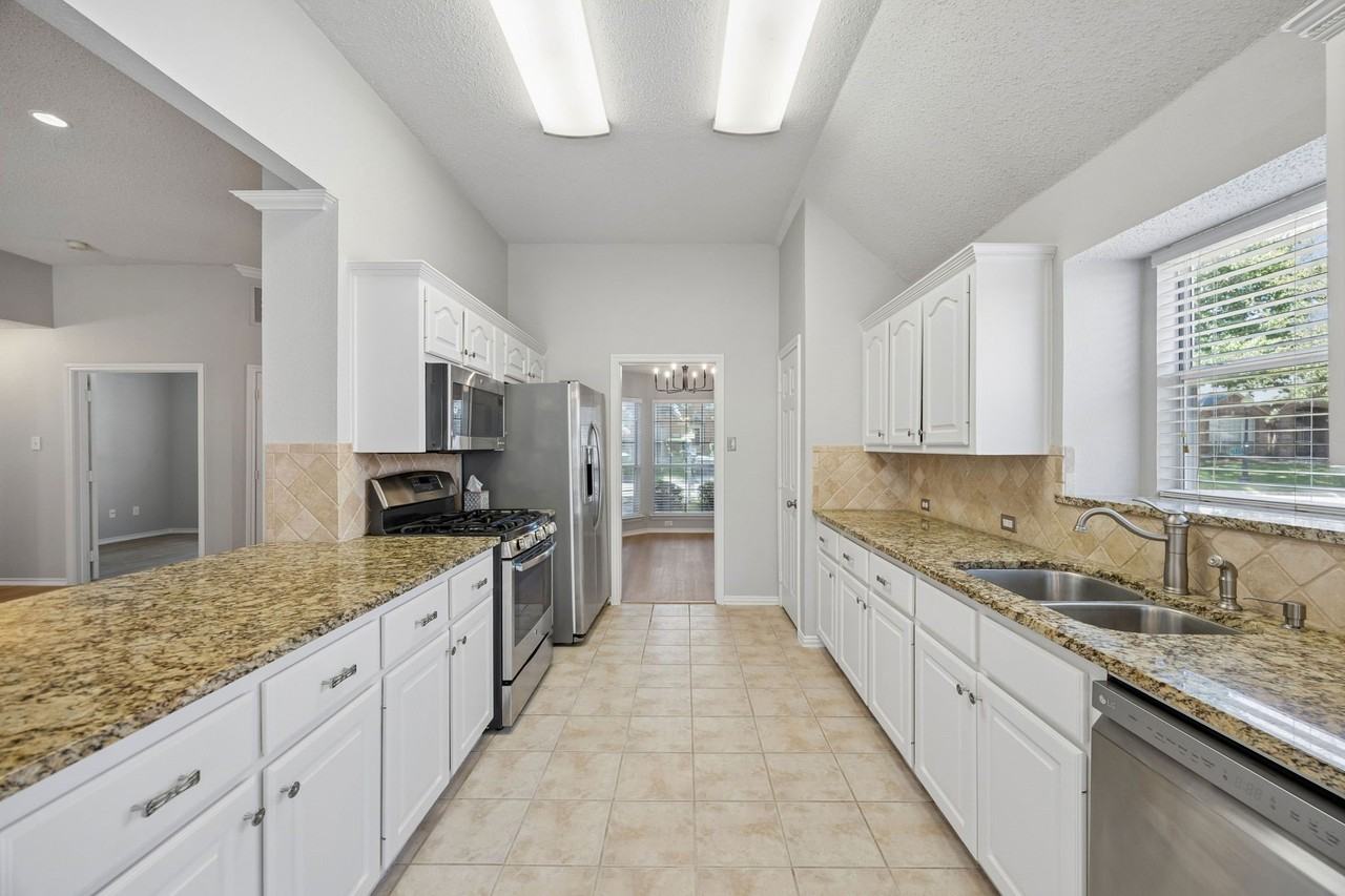 305 Fairfax Dr - Photo 7 of 25