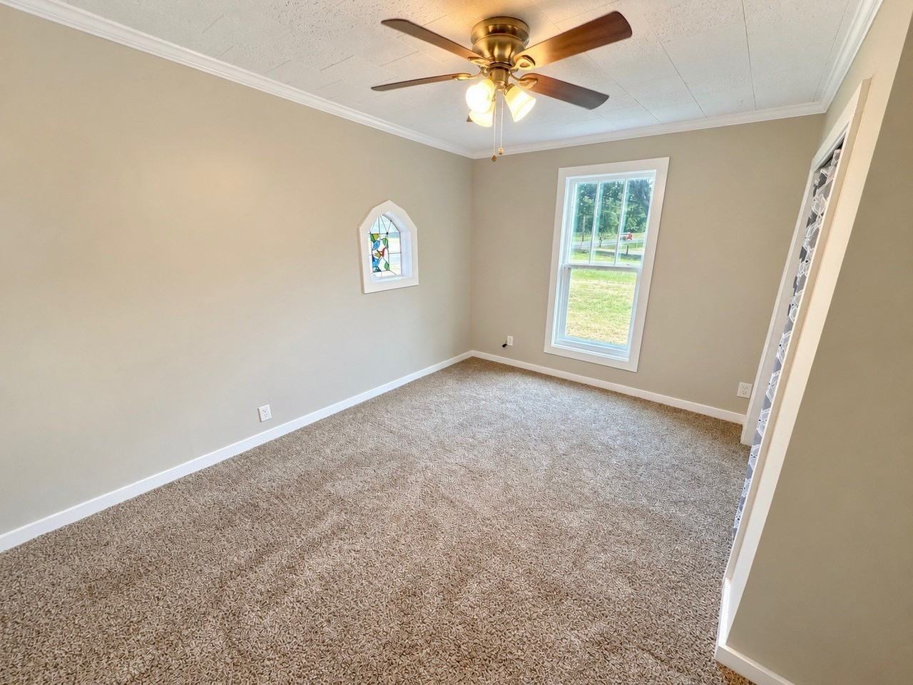 554 S Main St - Photo 4 of 11