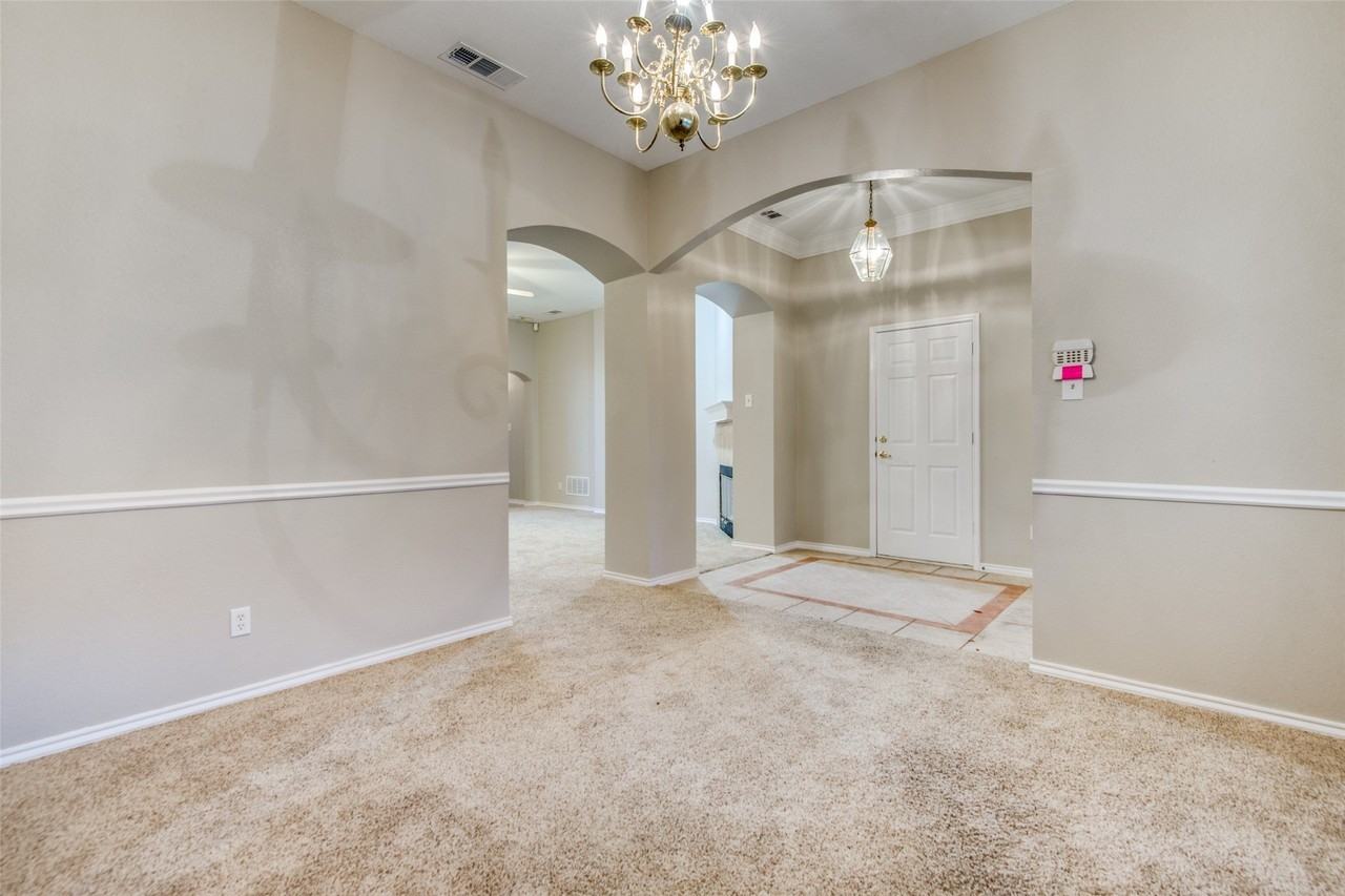 1913 Piney Creek Blvd - Photo 4 of 24