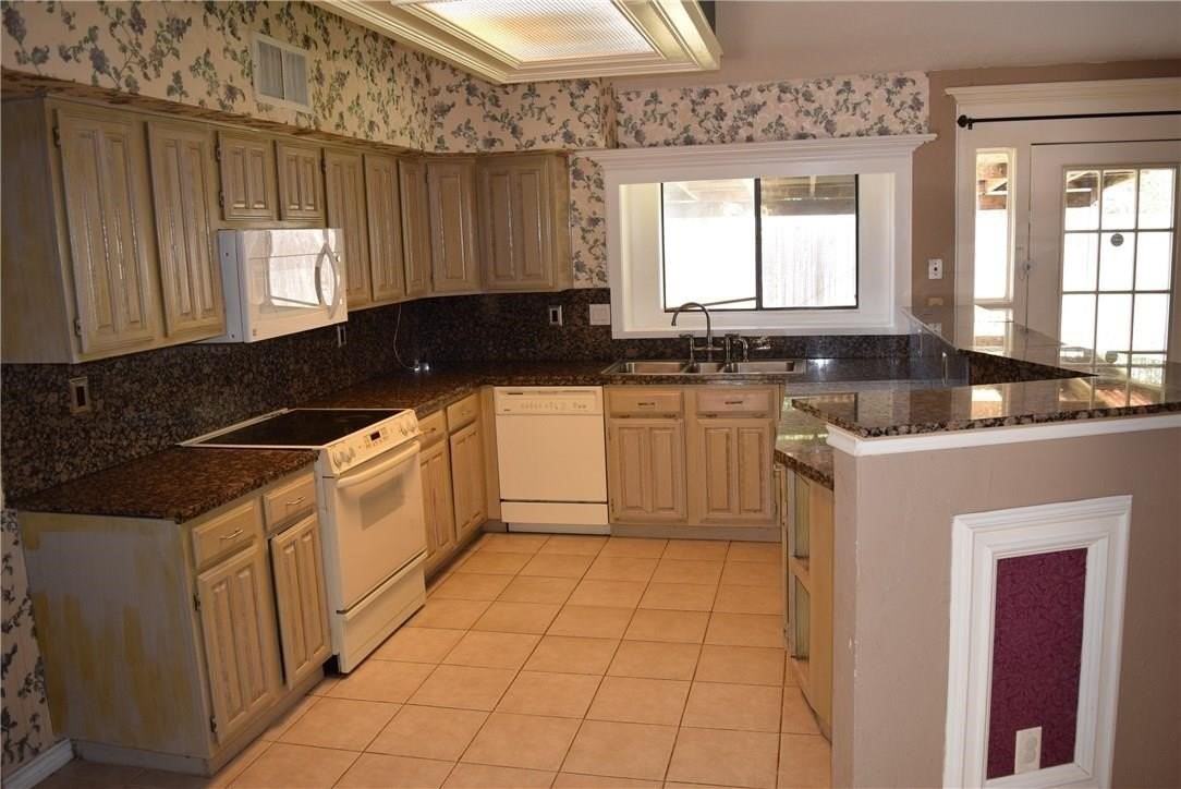 512 Rosewood Ln - Photo 3 of 17