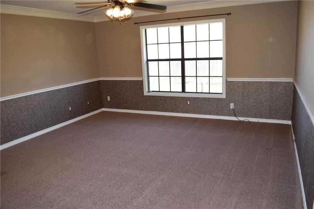 512 Rosewood Ln - Photo 4 of 17