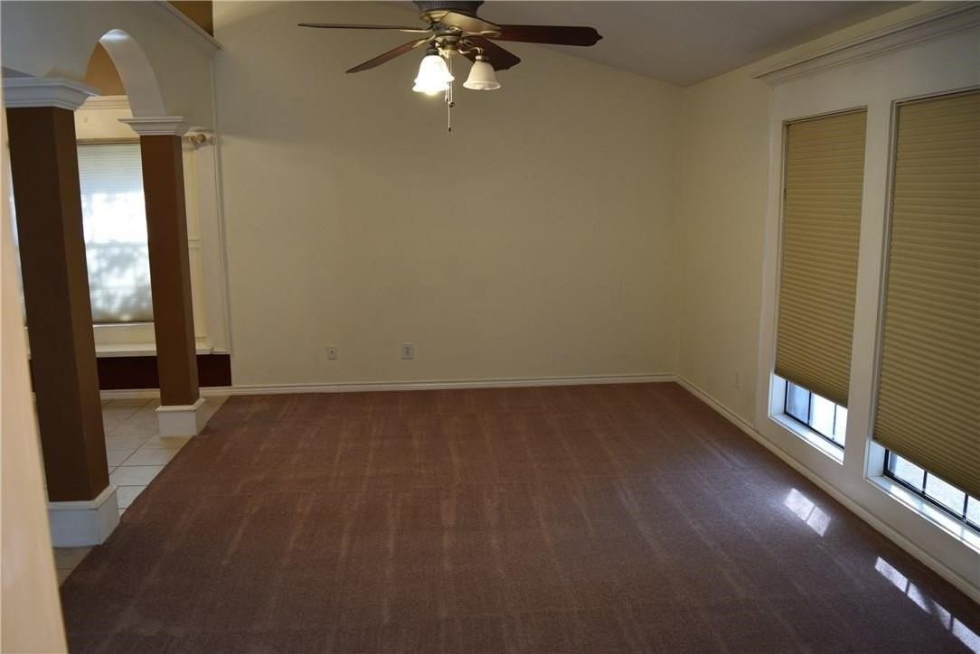 512 Rosewood Ln - Photo 5 of 17
