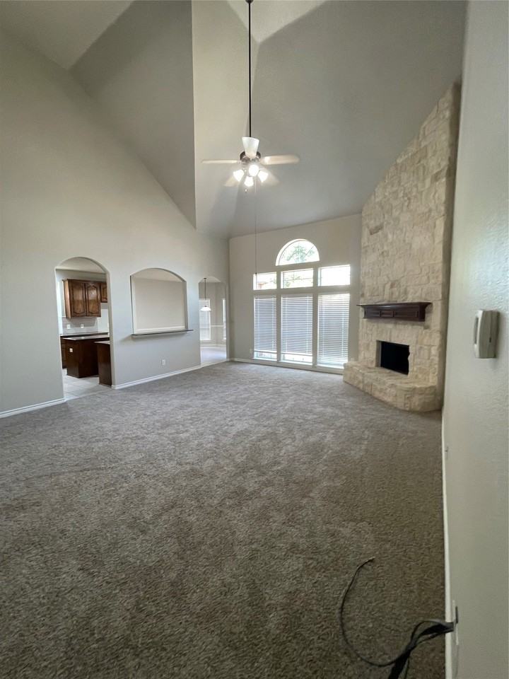 2740 Eastland Dr - Photo 2 of 40