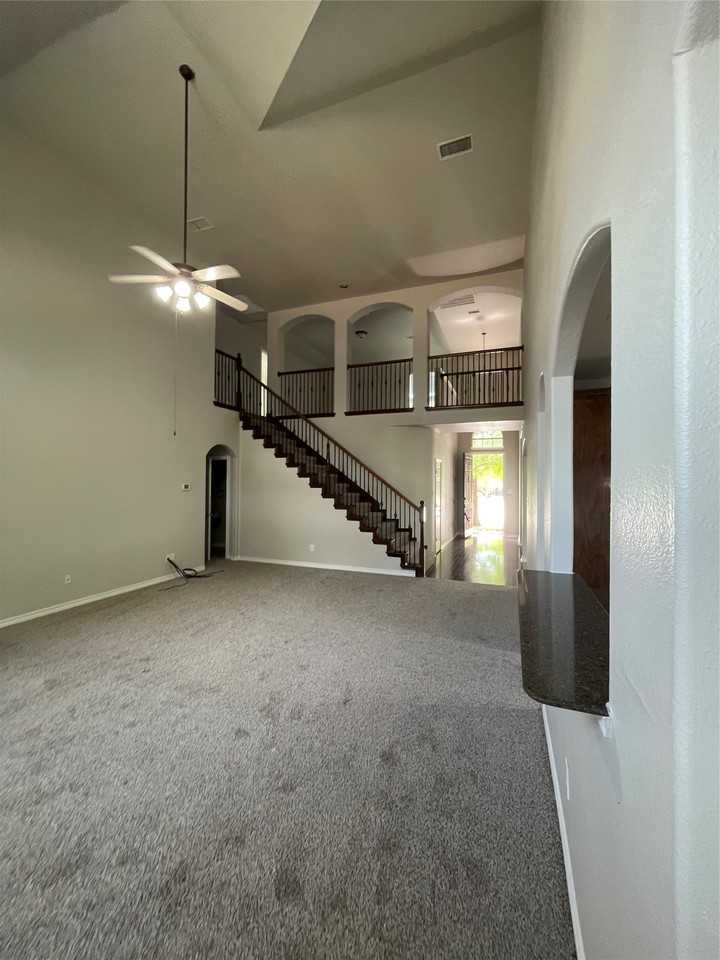 2740 Eastland Dr - Photo 3 of 40
