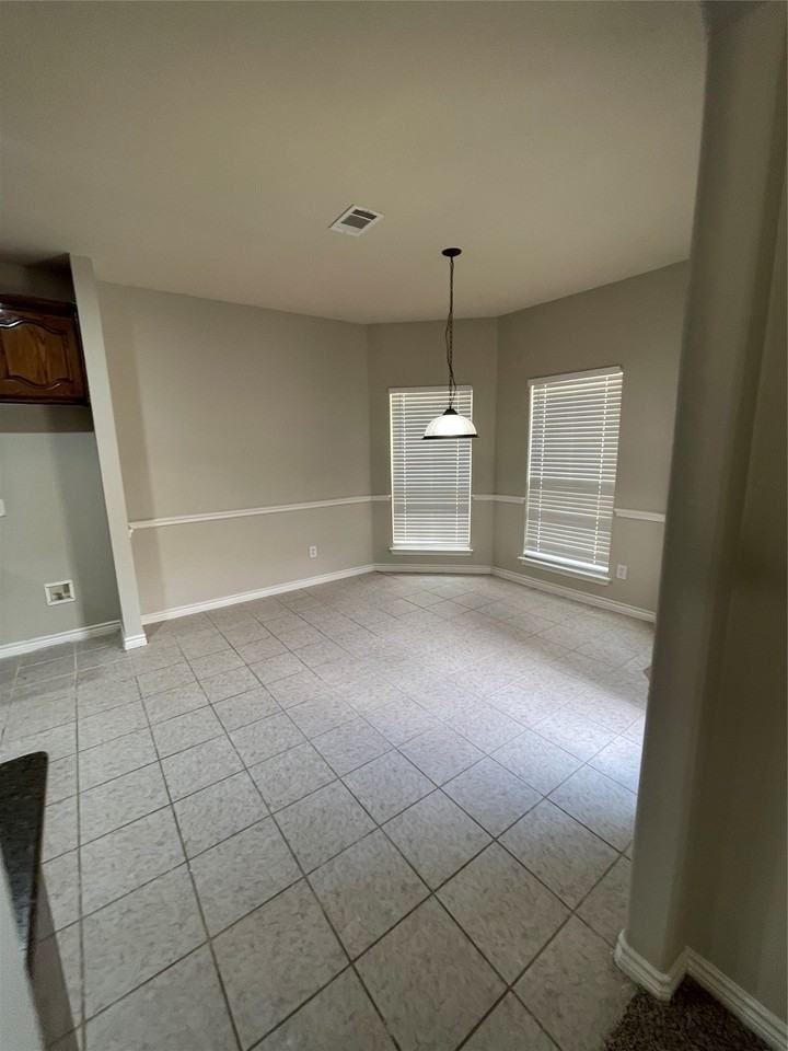 2740 Eastland Dr - Photo 4 of 40