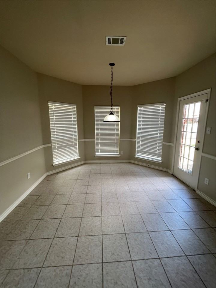 2740 Eastland Dr - Photo 5 of 40