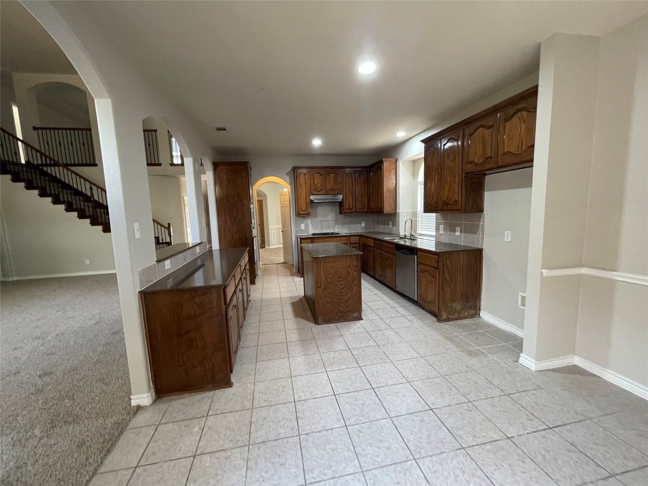 2740 Eastland Dr - Photo 6 of 40