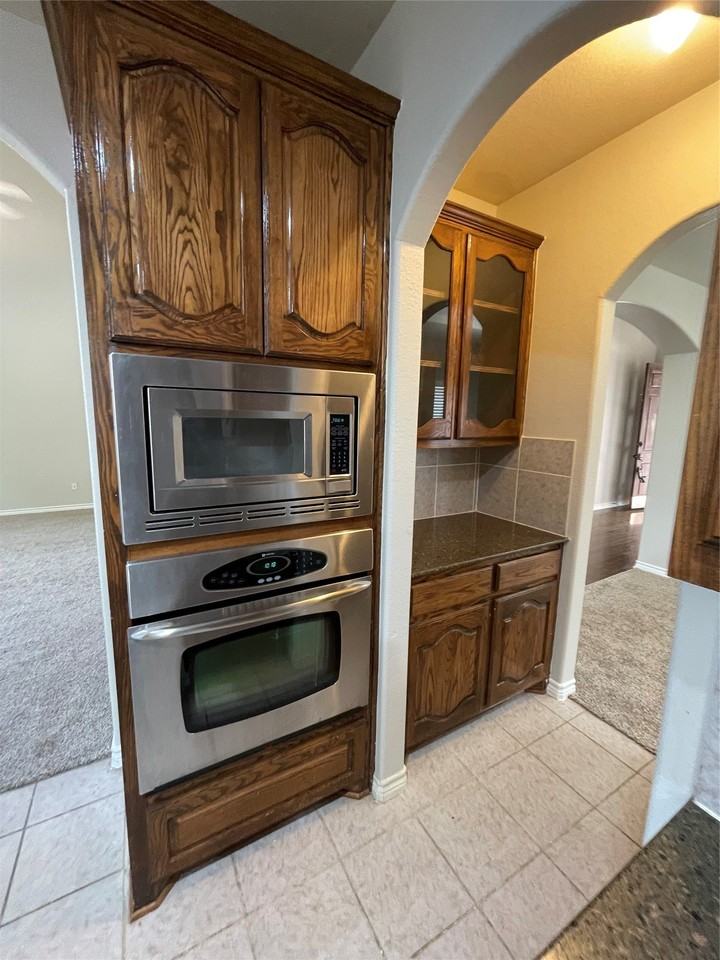 2740 Eastland Dr - Photo 7 of 40