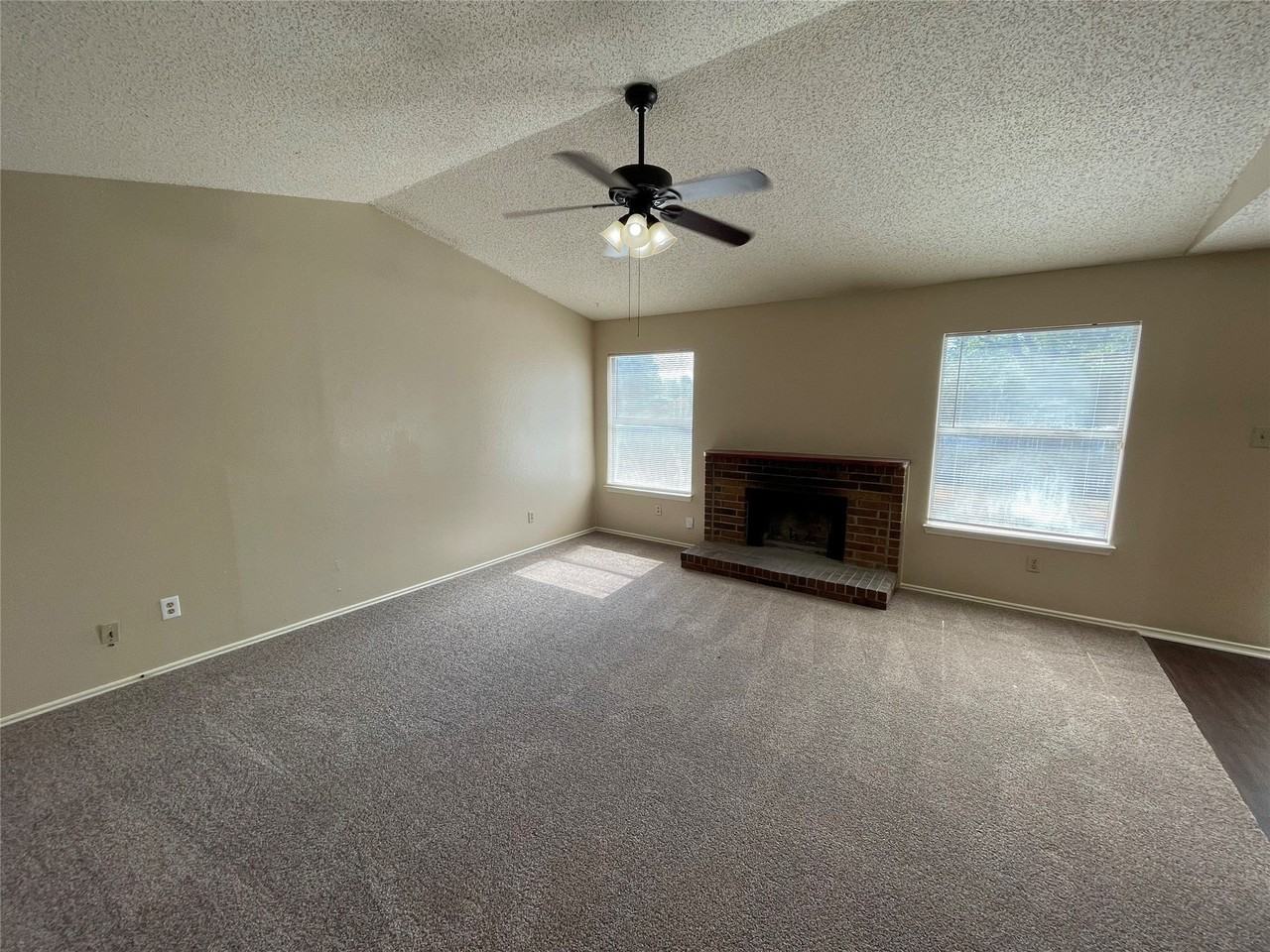 1204 Ross Ln - Photo 2 of 7