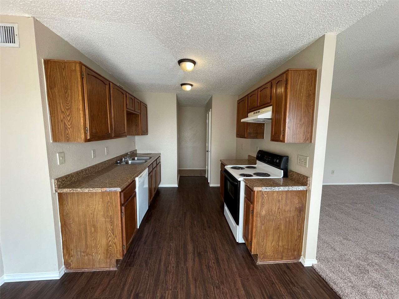 1204 Ross Ln - Photo 3 of 7