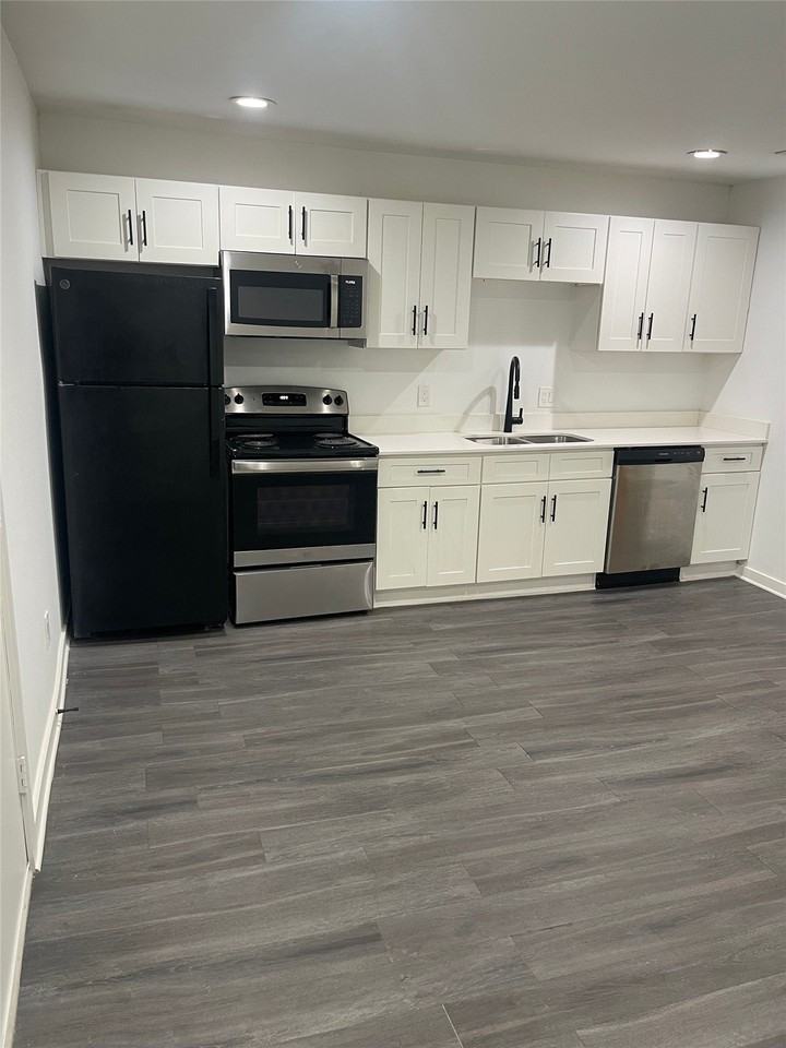 321 E 8th St #203 - Photo 6 of 12
