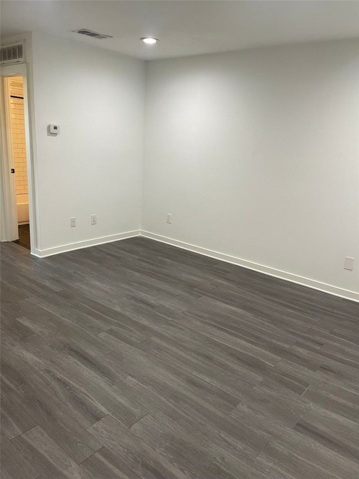 321 E 8th St #203 - Photo 7 of 12