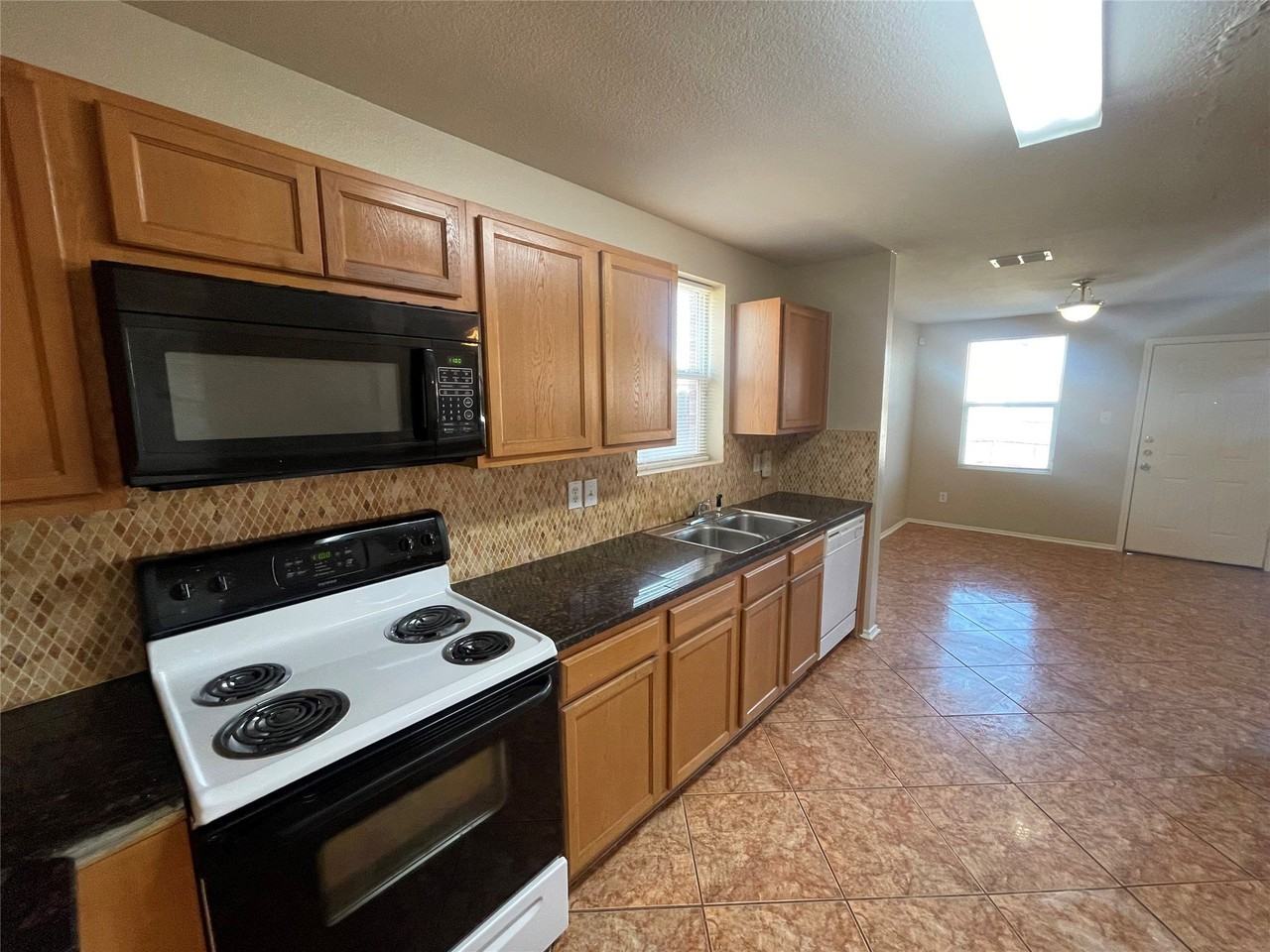 1015 Graystone Dr - Photo 4 of 15