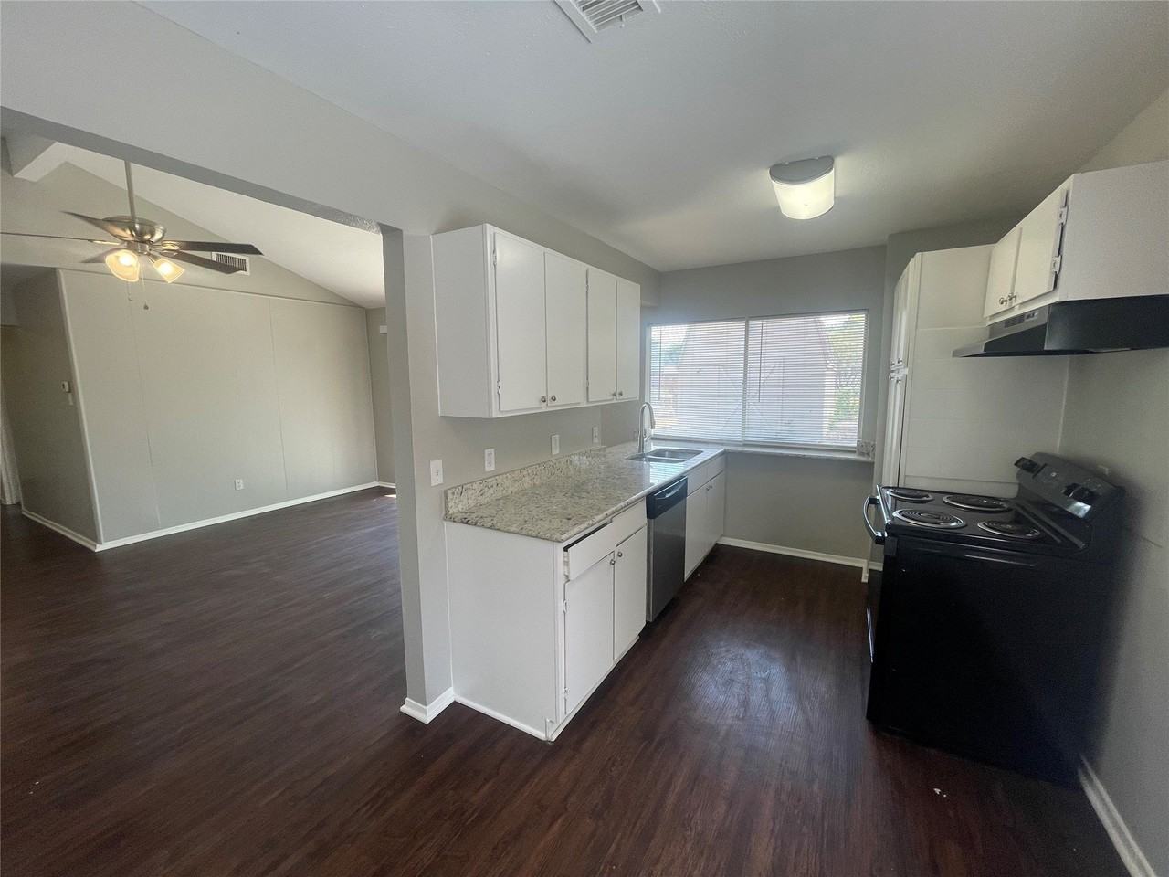 1418 Rockbrook St - Photo 4 of 10