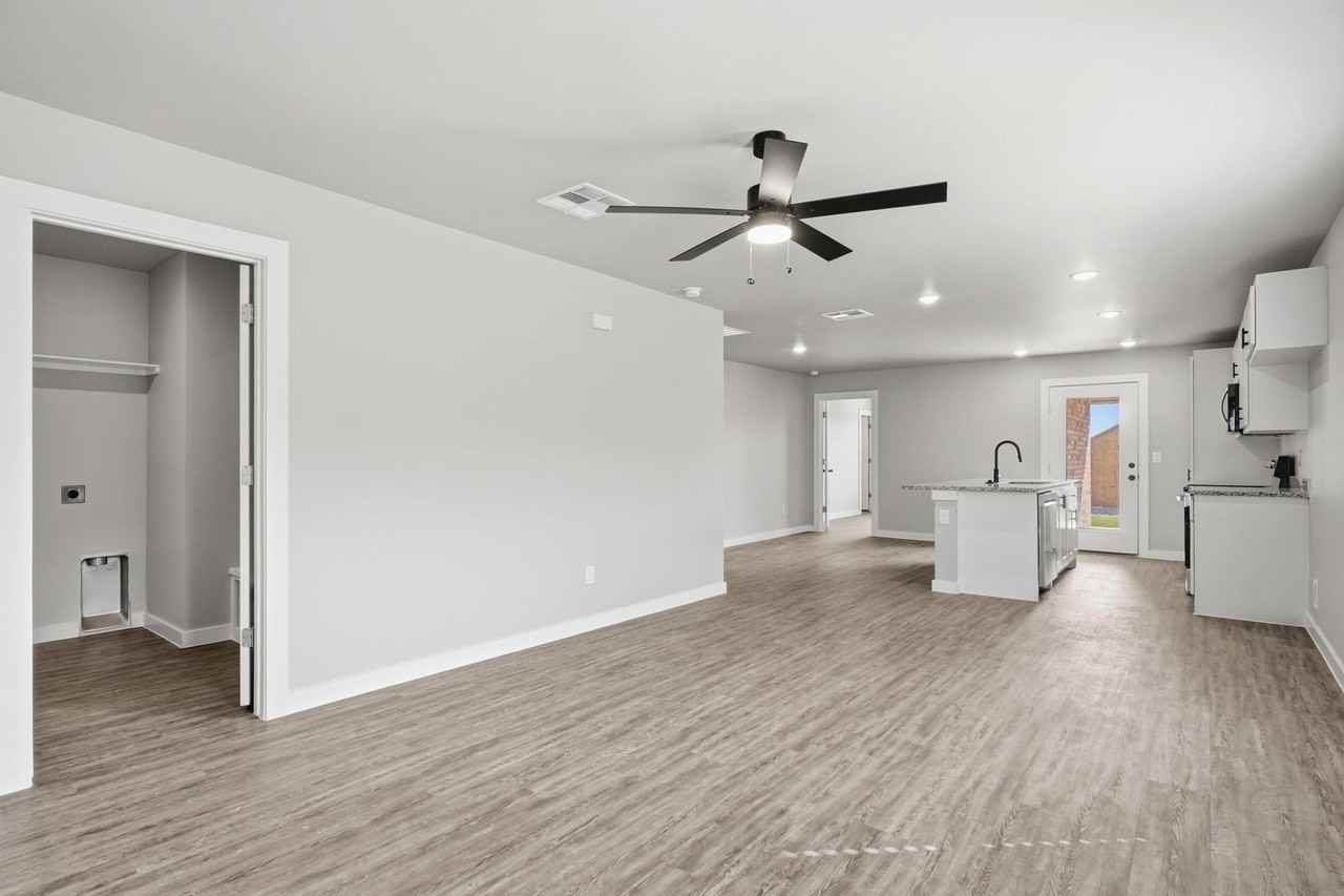 426 Elmont St - Photo 5 of 25