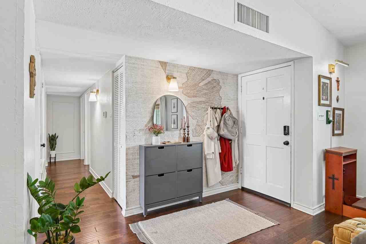 526 Shadowcrest Ln - Photo 5 of 39