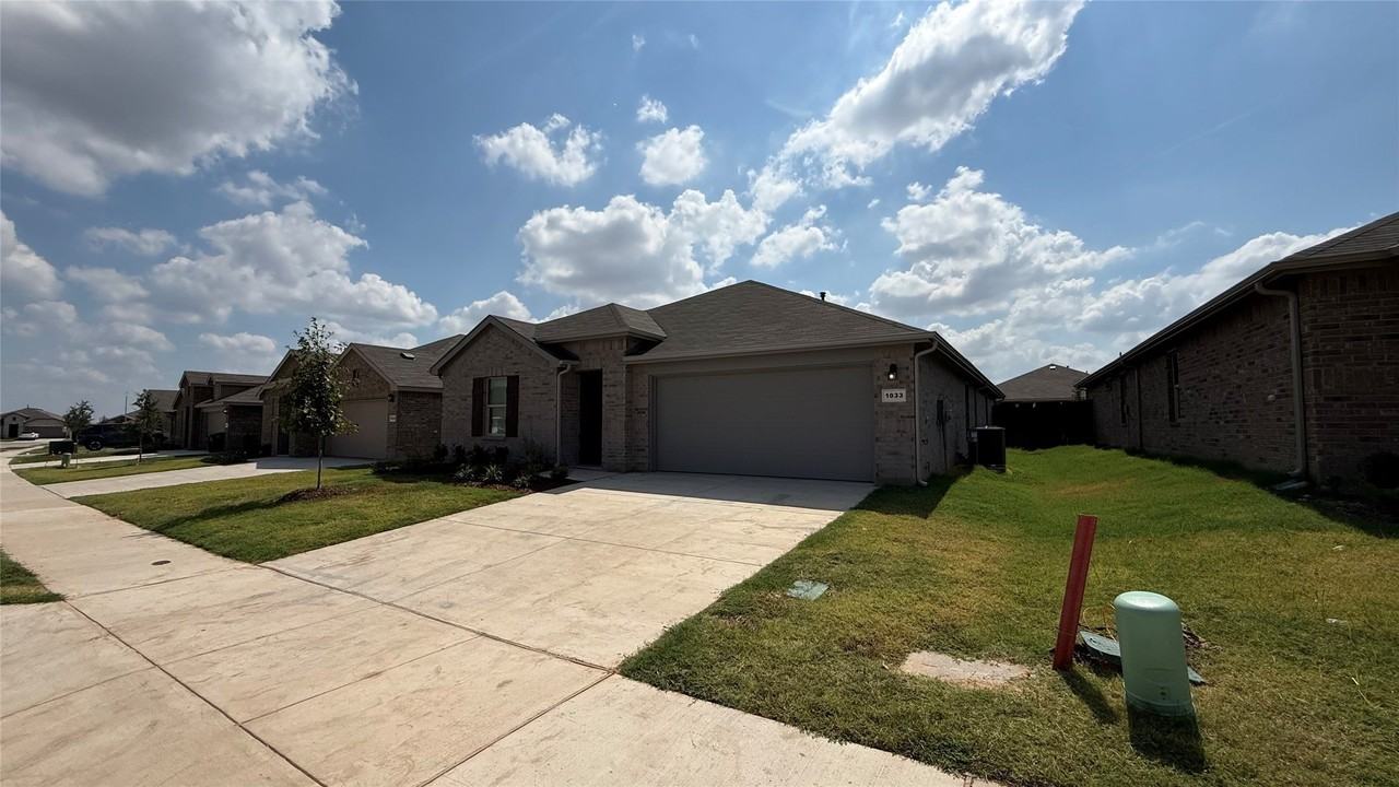 1033 Foxburg Dr - Photo 2 of 20