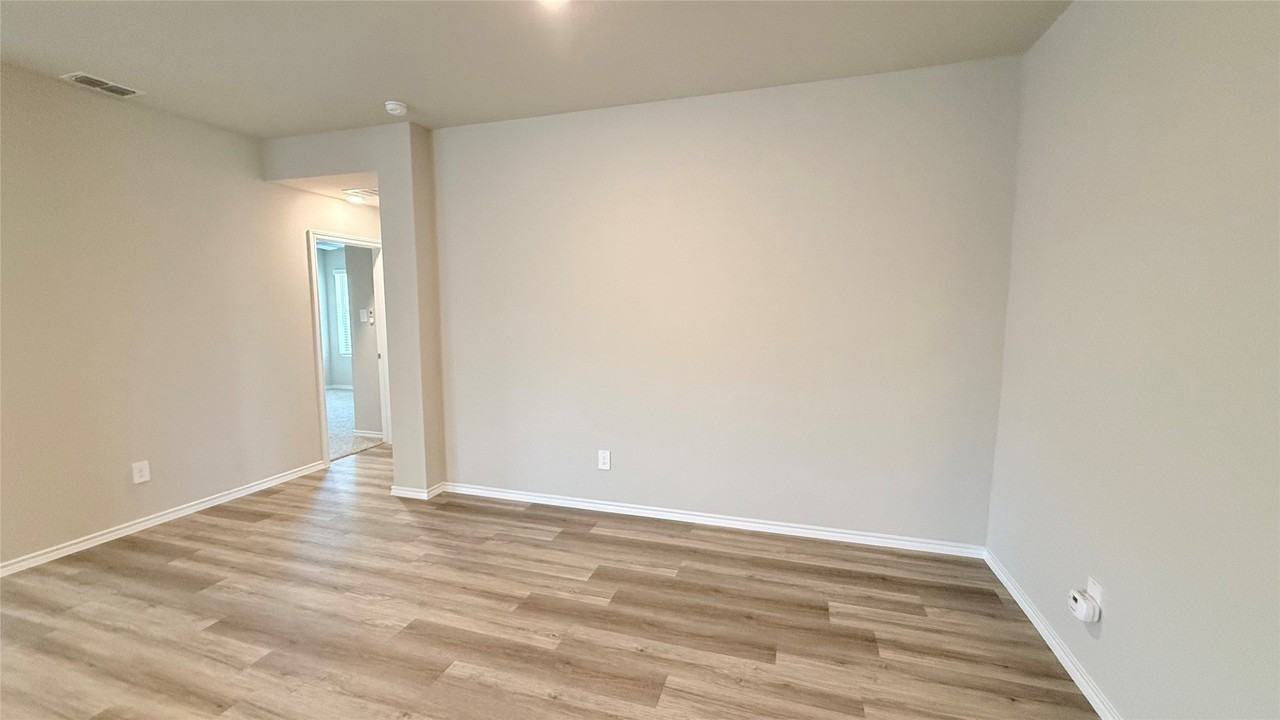 1033 Foxburg Dr - Photo 4 of 20