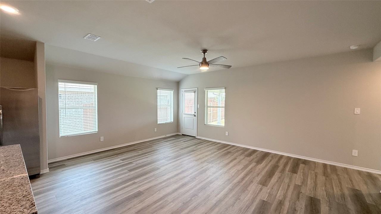 1033 Foxburg Dr - Photo 5 of 20