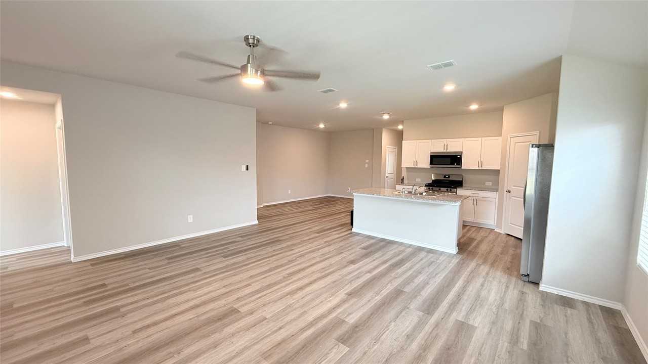 1033 Foxburg Dr - Photo 6 of 20