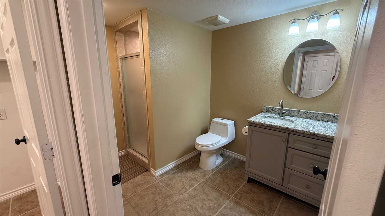 925 Jennings Ln - Photo 4 of 13