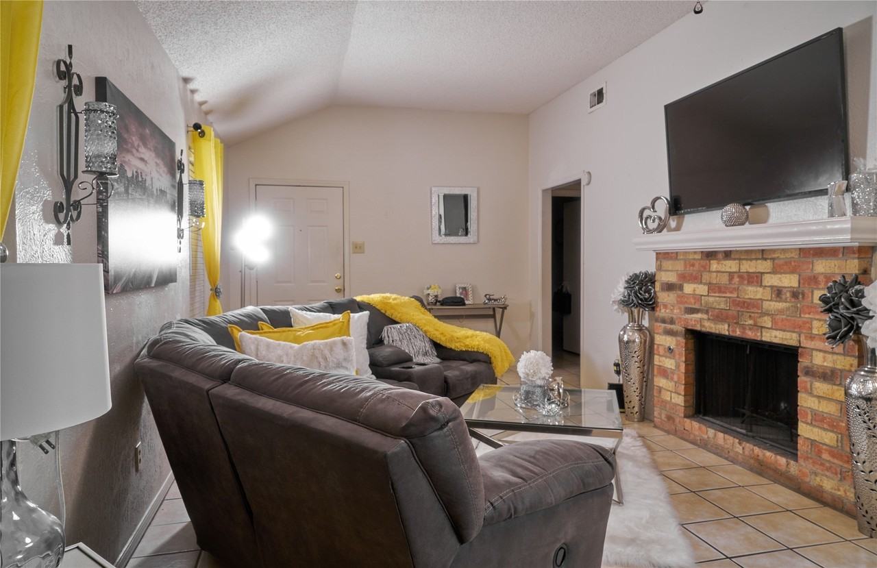 8678 Holly St - Photo 4 of 8