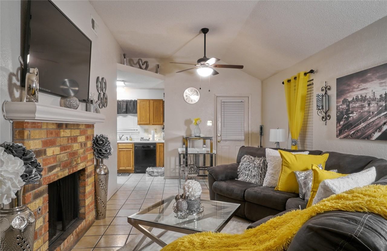 8678 Holly St - Photo 5 of 8