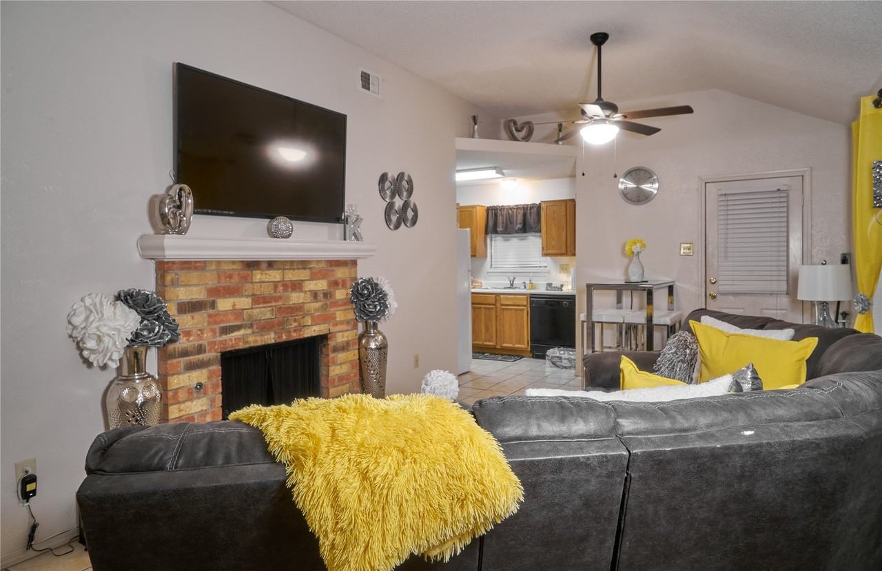 8678 Holly St - Photo 6 of 8
