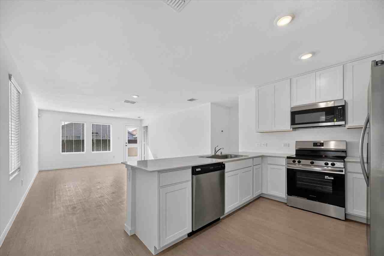 1260 Balsam Rd - Photo 4 of 20
