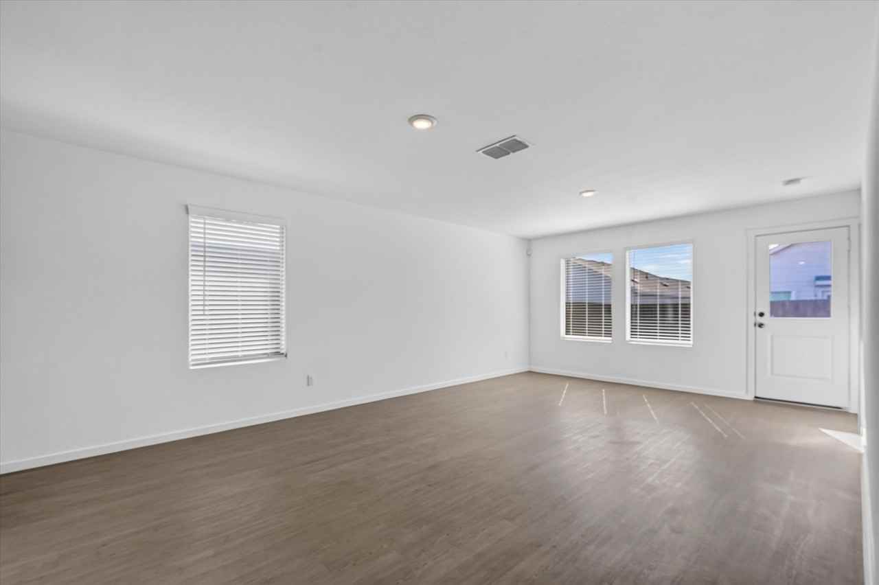 1260 Balsam Rd - Photo 6 of 20