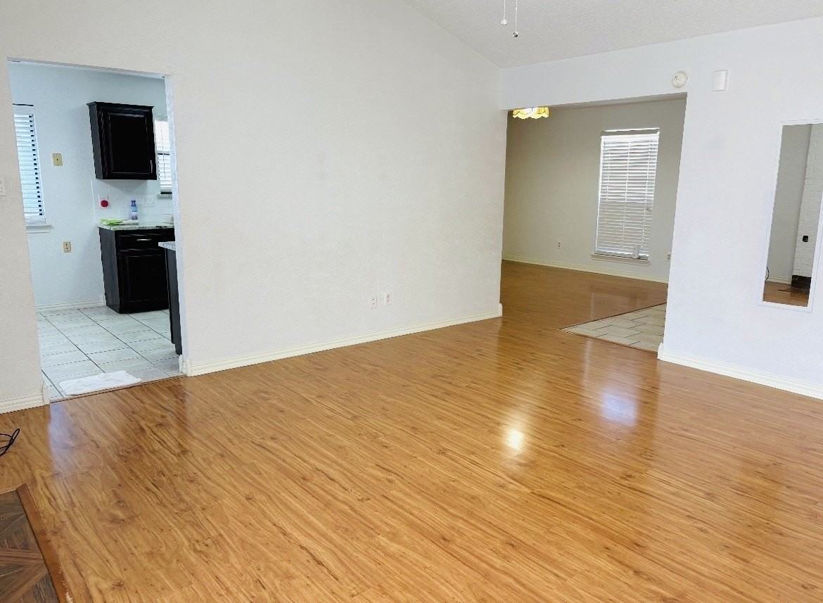 1746 Clarendon Dr - Photo 2 of 13