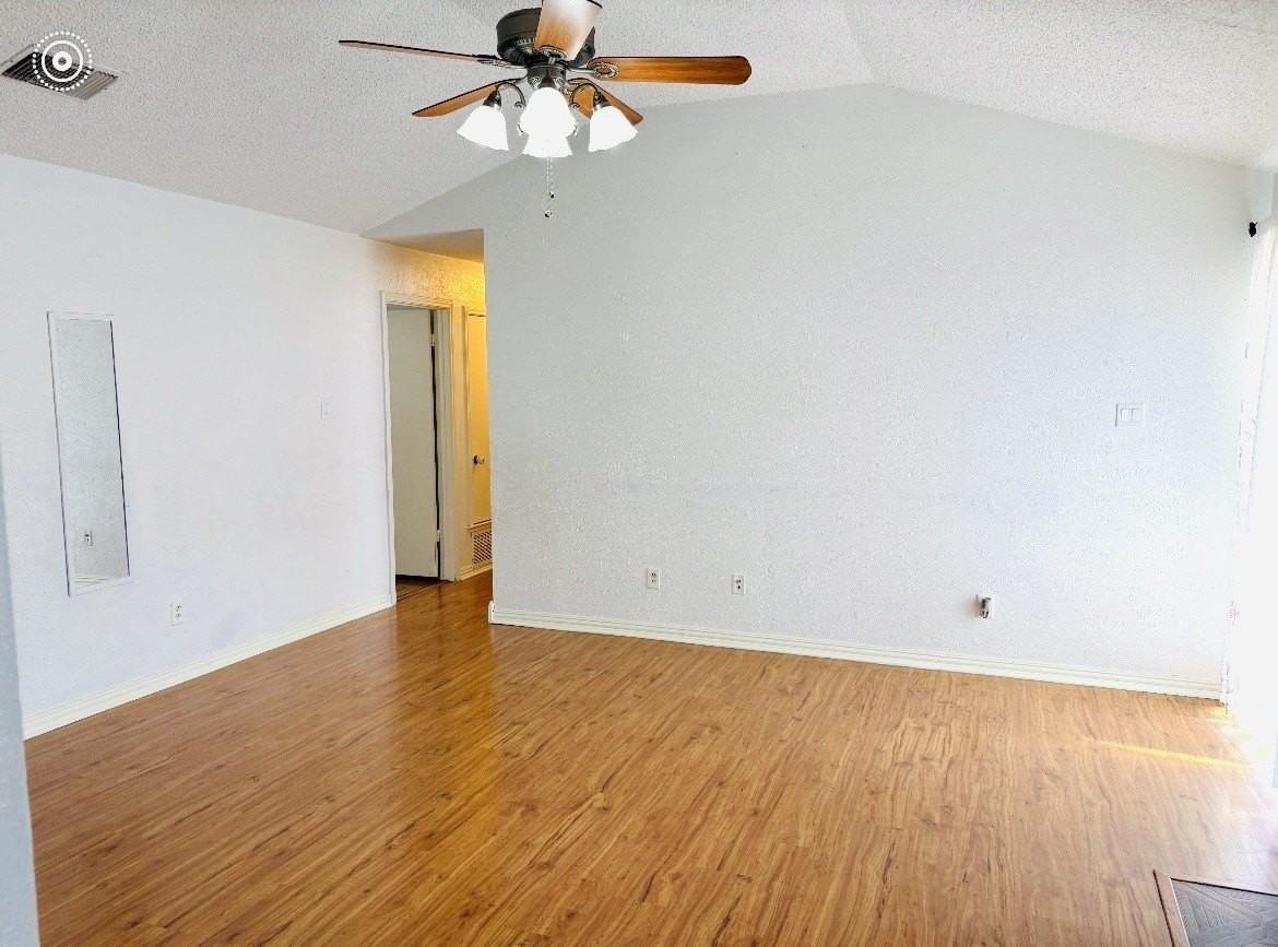 1746 Clarendon Dr - Photo 4 of 13