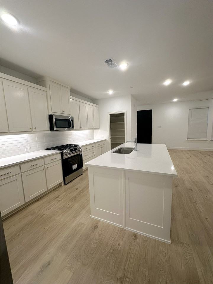 8924 Scarp Hill Ln - Photo 7 of 22